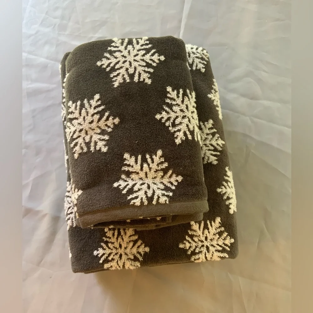 Snowflake Patterned gray and White Towels